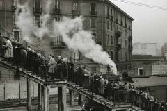 Mario-De-Biasi-Arrivo-dei-pendolari-alla-Stazione-di-Rogonedo