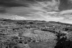 Il Simeto dal ponte della SS120 con i vigneti attorno e l'Etna sullo sfondo